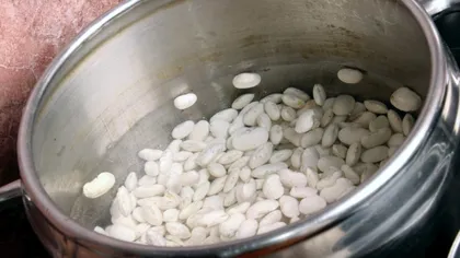 Secretul bucătăreselor care împiedică fasolea să te mai baloneze. Ce trebuie să pui în oală, când o fierbi