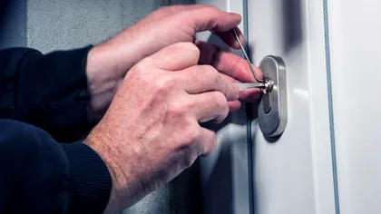Unde să ascunzi banii și bijuteriile de hoți, când pleci în vacanță. 8 locuri în casă imposibil de găsit de răufăcători