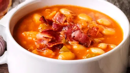 Cum fac măicuțele din Ardeal ciorba de fasole. Ce pun la sfârșit în oală pentru o savoare aparte