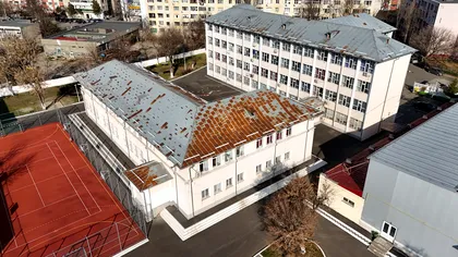 ”A veni și poliția, nu știm unde să ducem copiii!” Școala gimnazială din Capitală în care elevii încă nu au fost aleși pentru noul an școlar. Părinții sunt revoltați