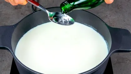 Adaugă oțet în laptele care fierbe pe aragaz, sigur rezultatul îți va plăcea. Metoda de pe vremea bunicii cu efect surpriză