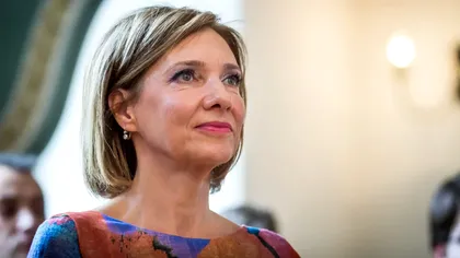 Carmen Iohannis, apariție diafană în prima zi de școală. Prima-doamnă și-a schimbat din nou stilul. Cum s-a îmbrăcat la deschiderea noului an școlar