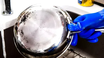 Cu ce se curăță rapid petele de apă dură de pe oale și tacâmuri. Ingredientul banal care face minuni în bucătărie, uită de soluțiile scumpe din magazine