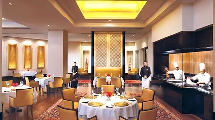 Cum trebuie să te îmbraci atunci când mergi la restaurant, de fapt. Toți românii fac greșeala asta