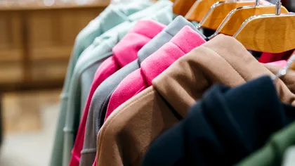 Cât costă să-ți îmbraci copilul din cap până-n picioare, pentru prima zi de școală. Bugetul alocat de părinți pentru noul an școlar