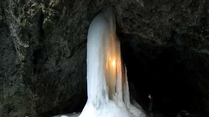 Se află în România și puțini știu de frumusețea lui rară. Gheţarul care “arde” zilnic în bătaia soarelui, când merită vizitat