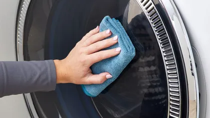Cât de des se curăță mașina de spălat rufe, de fapt. Greșeala pe care o fac milioane de români