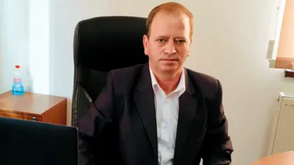 Cine este edilul din România care a cerut ordin de restricție împotriva secretarei sale. Acum trei ani a incendiat clădirea primăriei sale