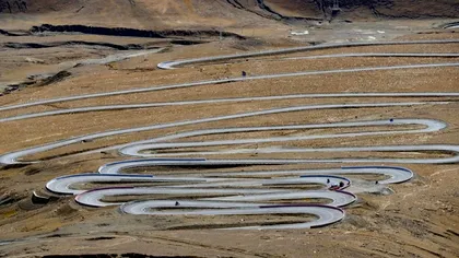 Autostrada Prieteniei, considerată a opta minune a lumii moderne. Se întinde pe 1.300 kilometri și este mai periculoasă decât Transfăgărășanul