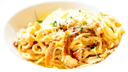 Când trebuie adăugată smântana la pastele carbonara. Secretul pentru o consistență cremoasă