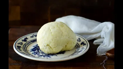 Cum faci brânză de vaci, la tine acasă, în doar 10 minute. Ai nevoie doar de câteva ingrediente