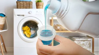 Momentul în care trebuie să adaugi balsamul în mașina de spălat pentru haine moi și mult mai parfumate. E greșit să îl pui în același timp cu detergentul