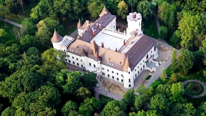 Orașul castel din România ideal pentru turiști. Unde se află cel numit ”Peleșul Transilvaniei”, peisajele sunt de poveste