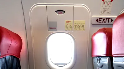 A încercat să deschidă ușa avionului în care se afla, dar a fost oprit la timp de către echipaj și ceilalți pasageri. Ce a pățit bărbatul, după aceea