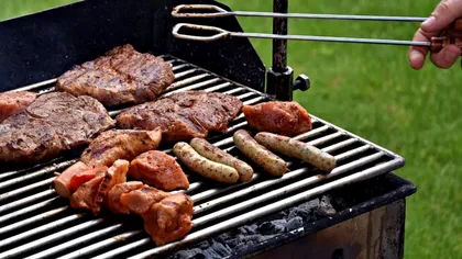 Carnea pe care nu trebuie să o pui niciodată pe grătar. Greșeala pe care toți românii o fac, fără să-și dea seama