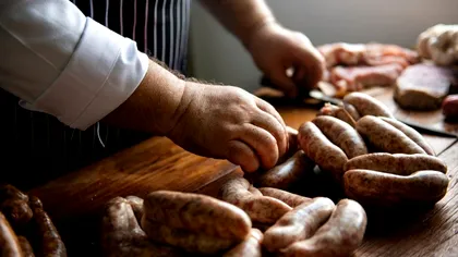 Ce condimente se pun în cârnați, în Bucovina. Secretul gustului unic