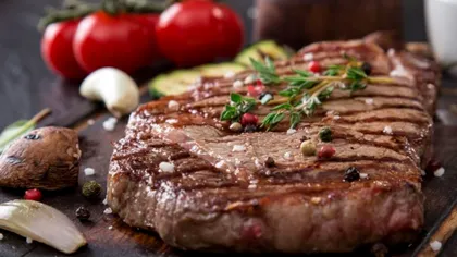 Ce să presari peste carnea de porc, înainte să o pui la cuptor. Secretul pentru o friptură fragedă și zemoasă