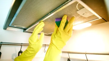 Cum elimini grăsimea de pe hotă în doar 30 de secunde. Ingredientul natural folosit de gospodine