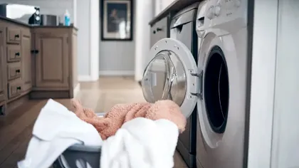 Cum să elimini mirosurile neplăcute din uscător: trucul cu prosopul pentru ca hainele tale să miroasă minunat
