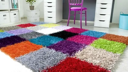 Nu ai timp să duci covoarele la spălat? Ce să presari seara peste ele înainte de a le curăța. Vor arăta impecabil și vor avea un miros plăcut