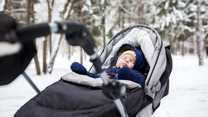 Obicei bizar în țările nordice. De ce bebelușii sunt lăsați să doarmă afară, în frig, la ora prânzului