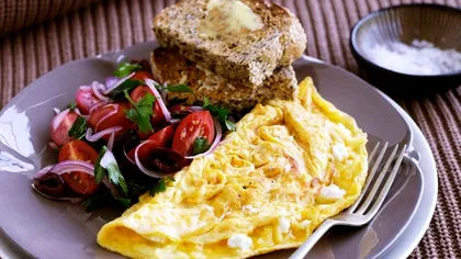 Când trebuie adăugată brânza în omletă ca să iasă pufoasă. Majoritatea gospodinelor greșesc, de asta nu iese gustoasă