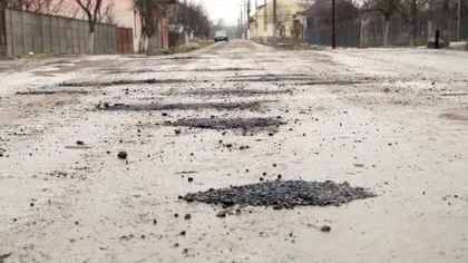 Cum a reușit un bărbat din județul Timiș să ”plombeze” gropile de pe strada unde locuiește: ”Te unge un pic pe inimă”