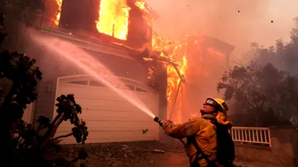 Incendiile din Los Angeles, intensificate de vântul Diavolului. Două persoane au murit