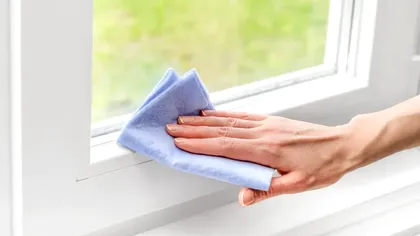 Uită de oțet sau amoniac: soluția banală care îți curăță geamurile și ți le lasă strălucitoare ca lacrima