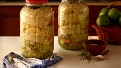Ce faci cu varza murată la final de martie. Nu o arunca, o poţi salva pentru a fi consumată chiar şi vara!