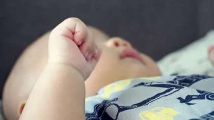 Un bebeluș a fost salvat în Iași, în ultimul moment. Aproape înghețat, micuțul a fost auzit plângând de ambulanțier