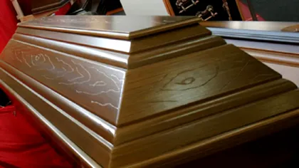 Un sicriu a fost abandonat pe un câmp în Vaslui, iar preotul refuză slujba. Motivul halucinant din cauza căruia s-a ajuns în această situație