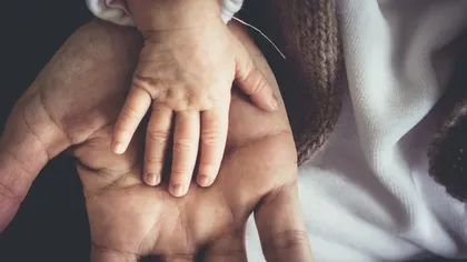 Familia copilului care a căzut de la etajul 7, în Giurgiu, greu încercată de viață. Ce se întâmplă după decesul minorului