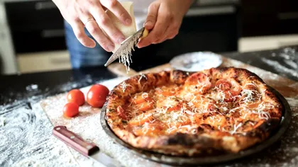 Greșeala pe care o faci mereu când prepari pizza. Secretul celor mai cunoscute pizzerii, așa procedează italienii