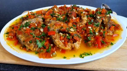 Ordinea în care se pun ingredientele la saramura de peşte. Aşa te asiguri că legumele au consistenta perfectă