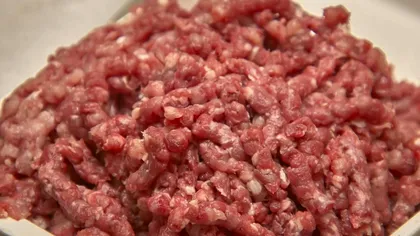 În ce se depozitează carnea tocată, de fapt? Aşa se păstrează cel mai bine în congelator