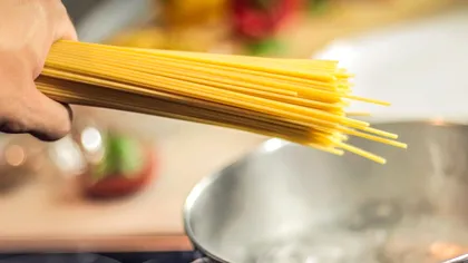 Trebuie sau nu să speli pastele înainte de a le pune la fiert? Cum procedează italienii