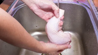 Trebuie sau nu să speli carnea de pui înainte de gătire? Avertismentul experților în siguranță alimentară