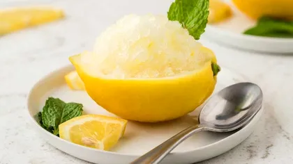 Granita de lămâie făcută în casă. Cum prepari deliciul verii fără coloranţi şi alte ingrediente false