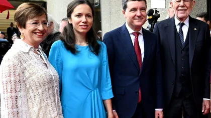 Cât costă rochia purtată de Mirabela Grădinaru la prima sa vizită oficială. Prima Doamnă a fost lăudată pentru alegerea făcută, prețul este accesibil oricui