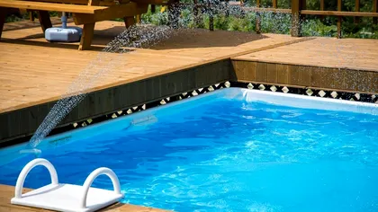 Cum să ai apa clară în piscină. Problema românilor se poate rezolva uşor: „S-a înverzit şi s-a umplut de gângănii”