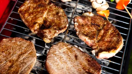 Cele 3 obiecte banale care îţi fac grătarul ca nou. Grăsimea arsă dispare în câteva minute