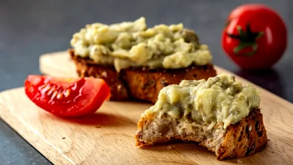 Salata de vinete, reţeta ca în copilărie. Aşa o făceau bunicile noastre, ingredientele sunt simple