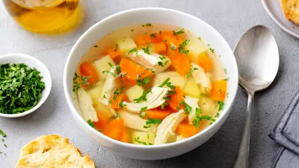 Secretul unei supe de pui ca la bunica. Ce ingredient adaugă moldovencele la final pentru un gust mai bogat