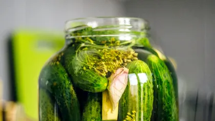 Cât oțet se pune la un kilogram de castraveți muraţi? Secretul rețetei din cărțile vechi de bucate