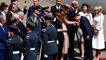 Momentul amuzant în care Emmanuel Macron pare cucerit de Kate Middleton. Preşedintele Franţei a uitat că este fotografiat