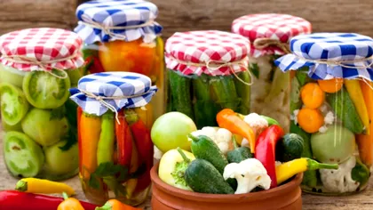 Câtă sare se pune la murături ca să nu se strice. Proporția corectă pentru fiecare borcan, potrivit lui Adi Hădean