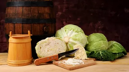 Cum menții varza murată crocantă și gustoasă dacă stai la apartament. Ce trebuie să pui în butoi dacă îl depozitezi pe balcon