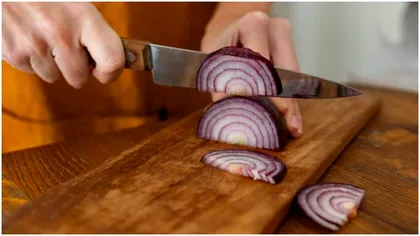 Cum să gătești ceapa de două ori mai repede și cu o aromă mult mai intensă. Oamenii de știință spun ca ai nevoie de un singur ingredient