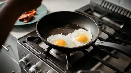 Secretele ouălor prăjite perfecte. Un ingredient banal face toată diferența